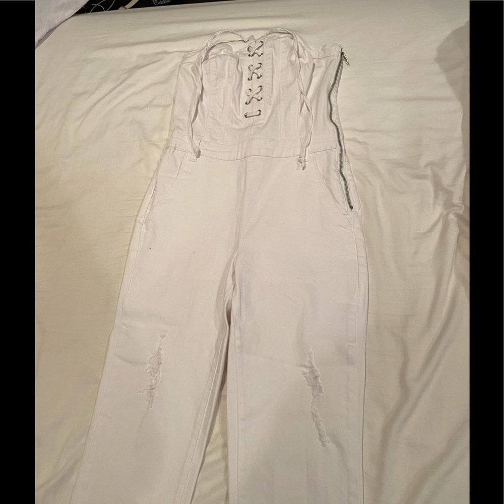 Shoulderless white overalls